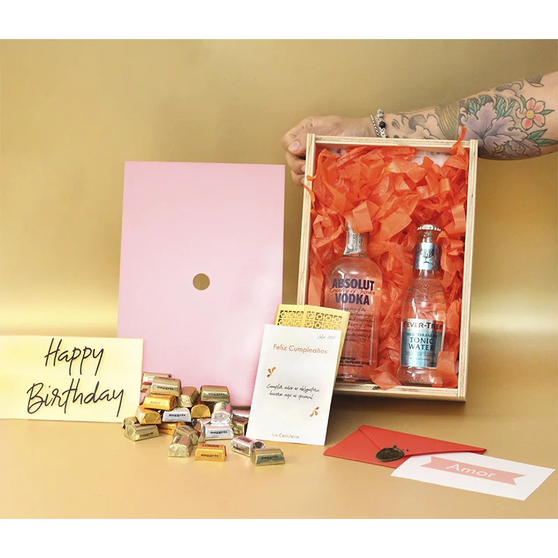Caja con agua tónica, vodka, chocolates premium y tarjeta 